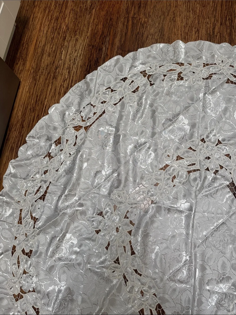 Vintage white satin floral lace round tablecloth and napkin set 72”